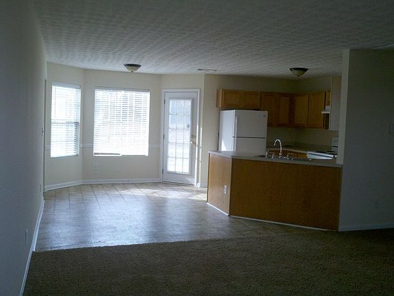 http://www.propertyboss.net/CustomerImages/EXCALIBR_92531/media/Properties/462%20Old%20Tree%20Dr%20-%20G1138%20(EHA1)/zsmall_C.jpg