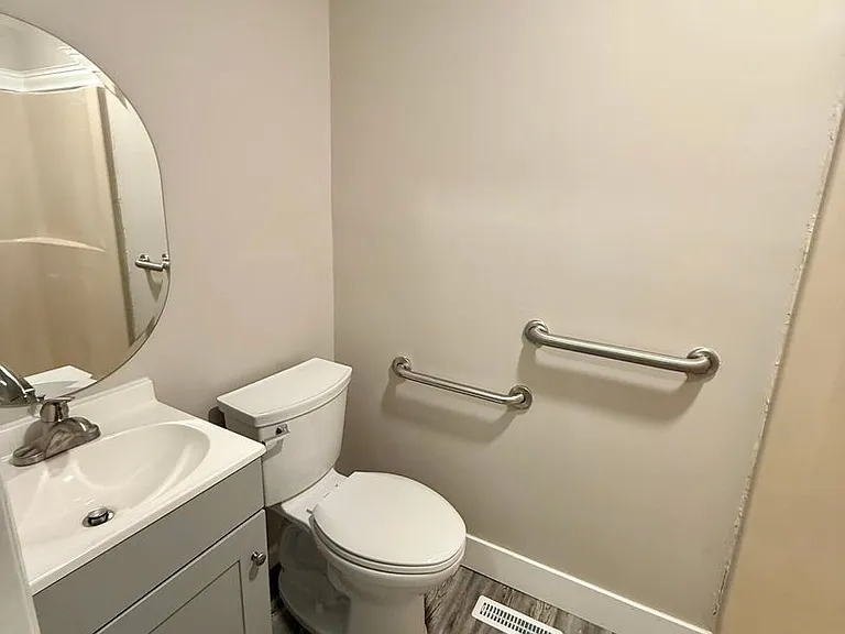 413 Everett St — Photo 22