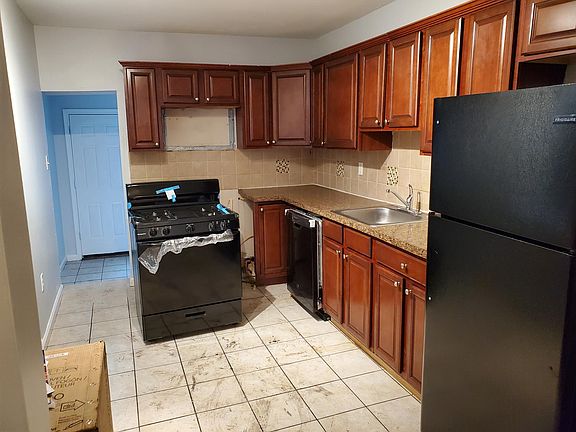 3rd image of 2422 Dickinson St