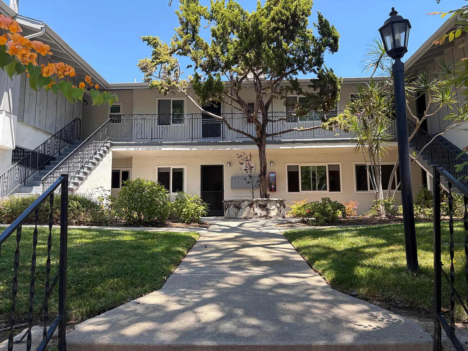 1 bed, 650 sqft, $2,600 — Photo 1
