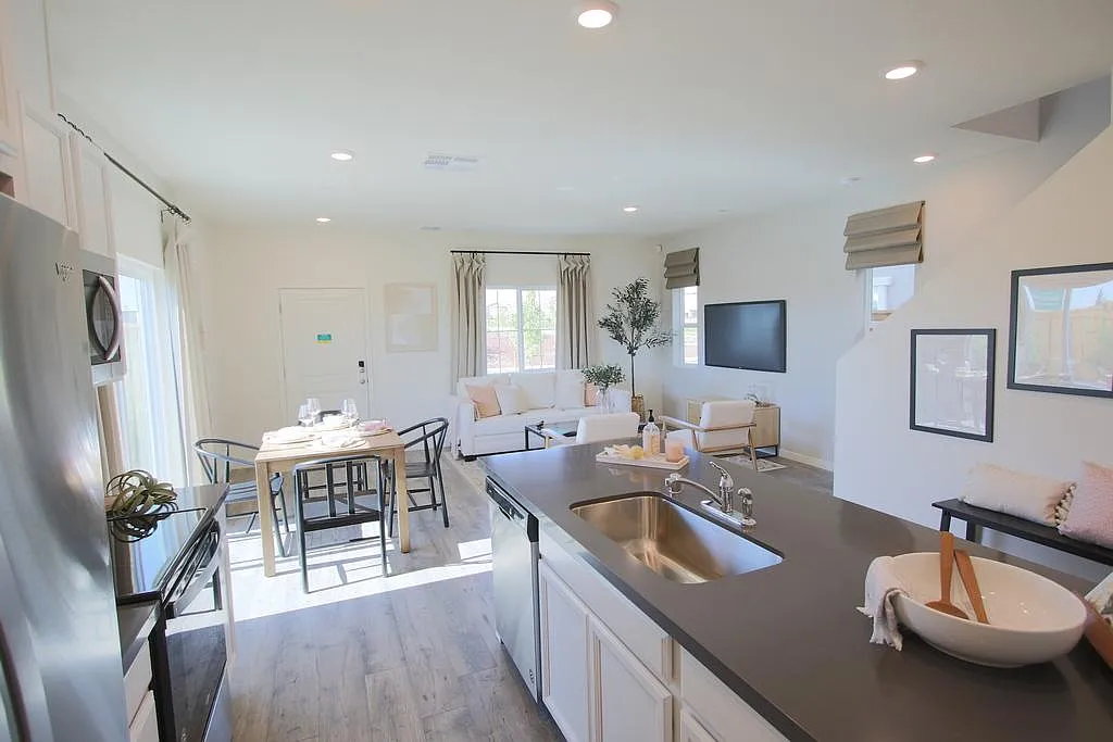 3 bed, 1387 sqft, $2,595 — Photo 2