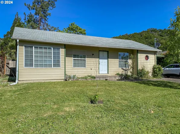 1655 NE Todd St, Roseburg, OR 97470