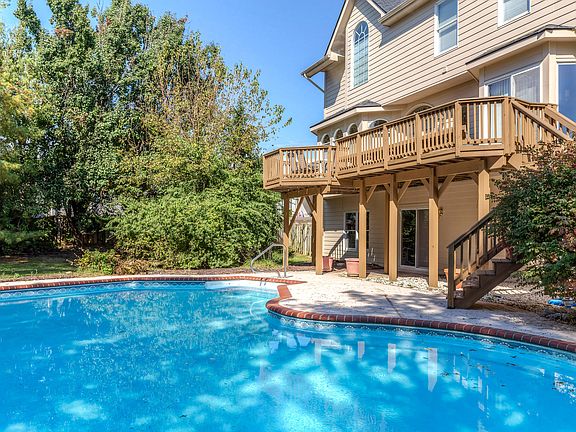 4th image of 800 Courtwood Ln