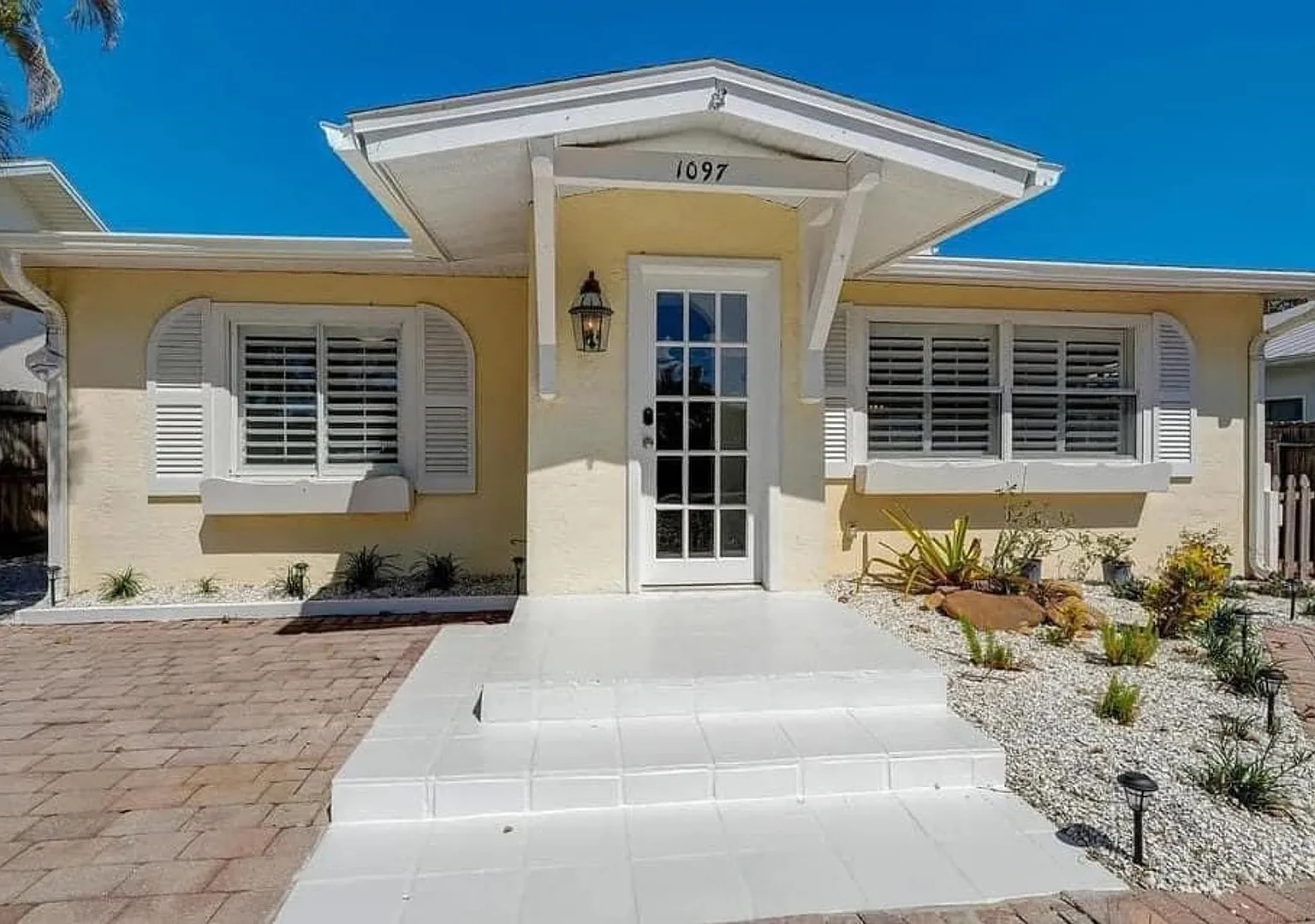 Stunning Pool Home 4beds/3baths Newly Renovated Centrally Located Weekly Rental Available — Photo 2
