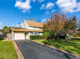 27 Dock Ln, Wantagh, NY 11793