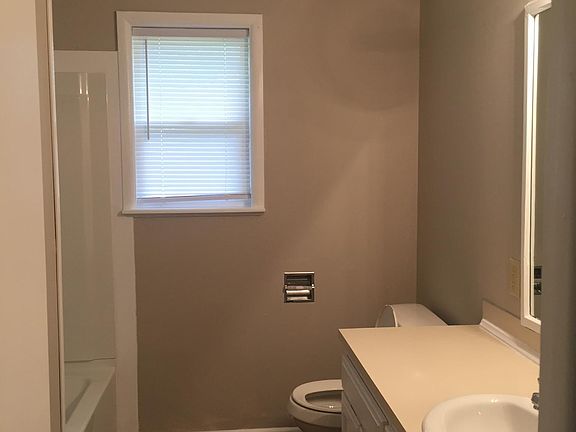 5th image of 804 NW 9th St