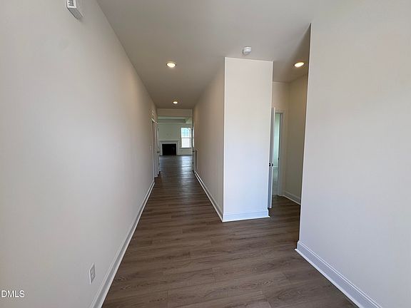4th image of 102 Appleseed Dr