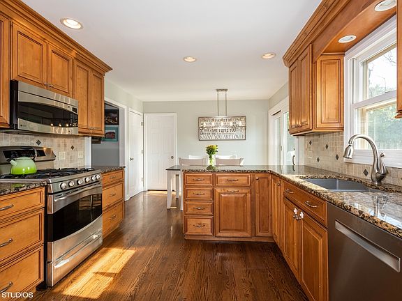 3rd image of 836 Evergreen Ave