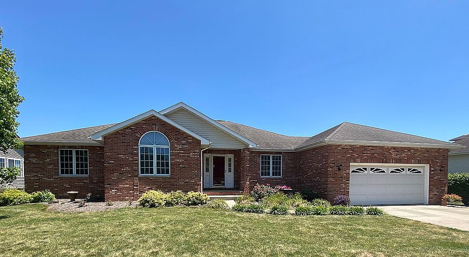 1st image of 209 Oakwood Ln