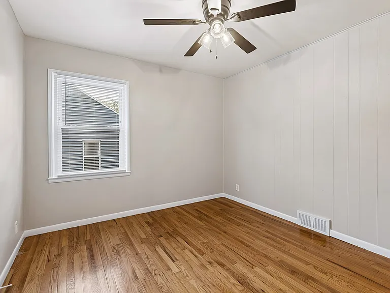 3915 Crown Point Ave — Photo 17