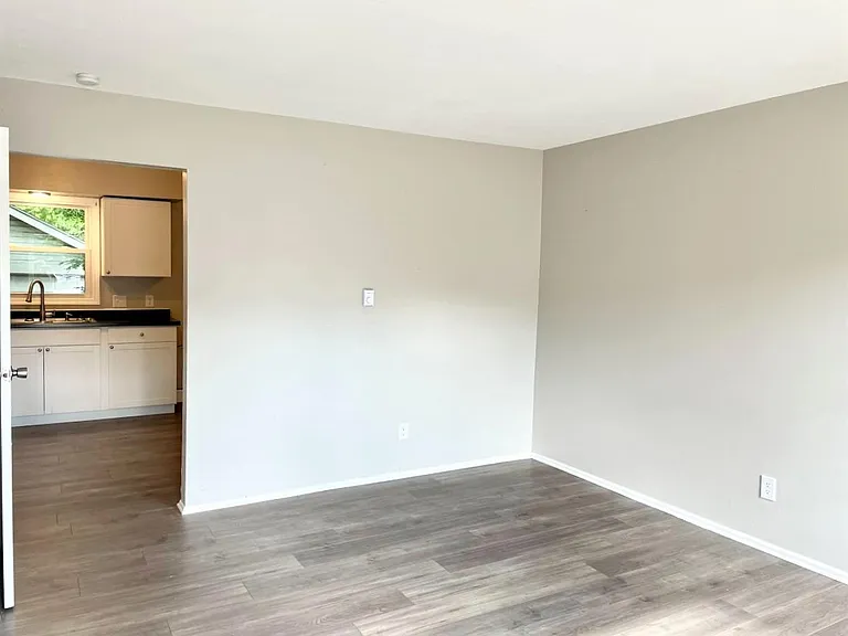 55 E York St — Photo 11