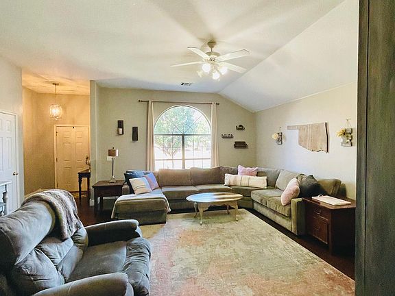 Large living room with beutiful arched window