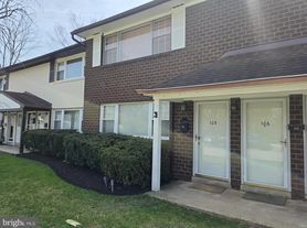 810 N Forklanding Rd, Maple Shade, NJ