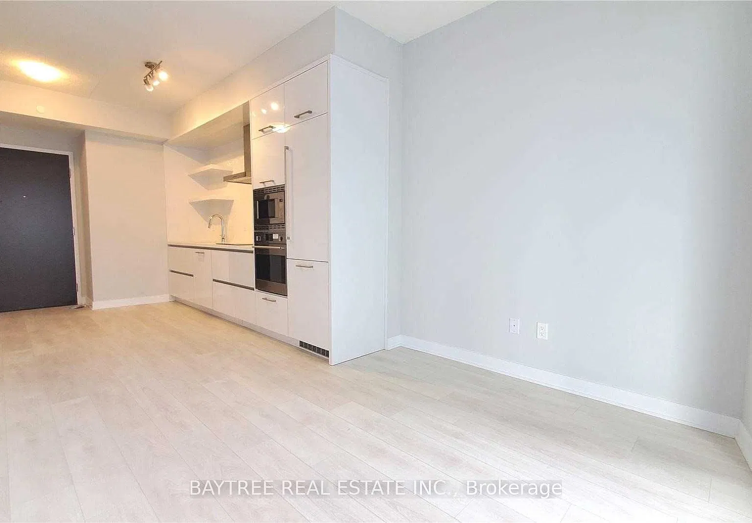 2221 Yonge St — Photo 3