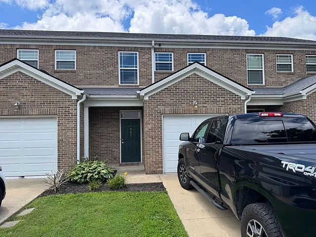 921 McClanahan Ln — Photo 1