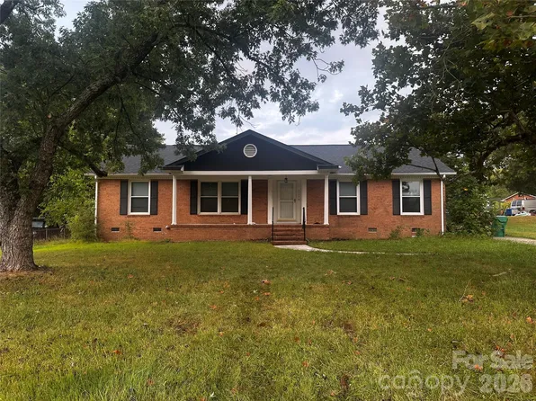 3105 Woodview Dr, High Point, NC 27265