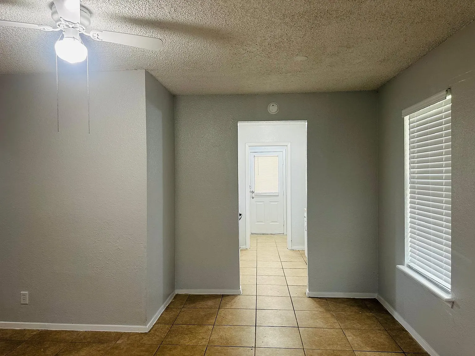 3 bed, 878 sqft, $1,100 — Photo 3