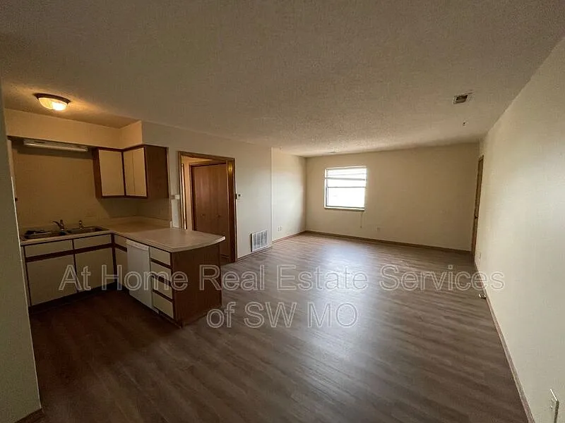 2 bed, 1.0 bath, $705 — Photo 2