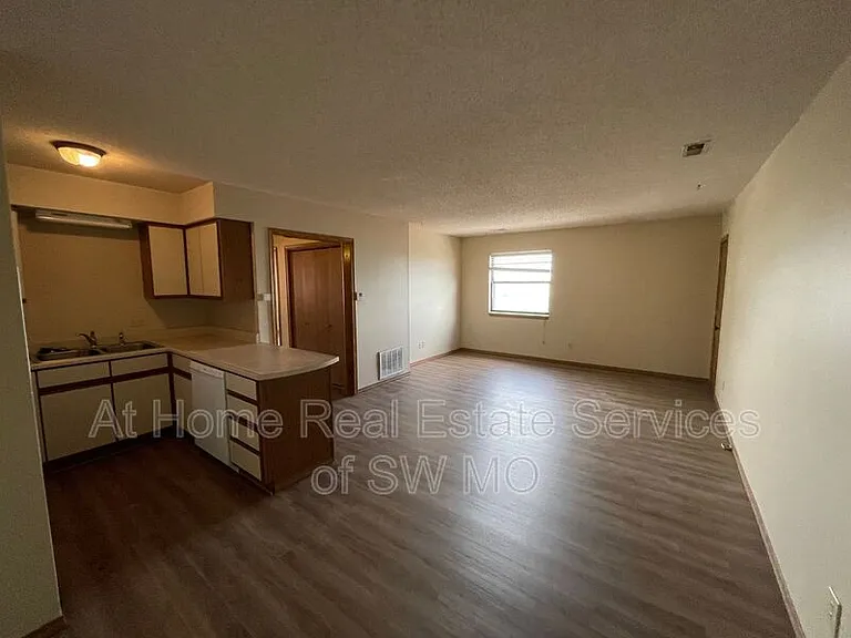 2856 S Rogers Ave #11 — Photo 2