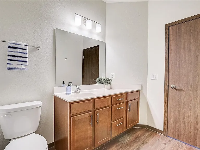 1120 N Windsor Ave — Photo 48