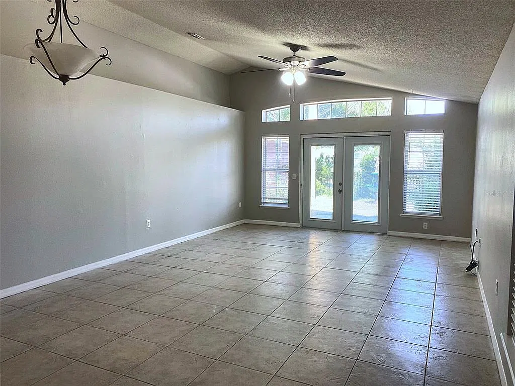 3 bed, 2.0 bath, 1334 sqft, $2,300 — Photo 3