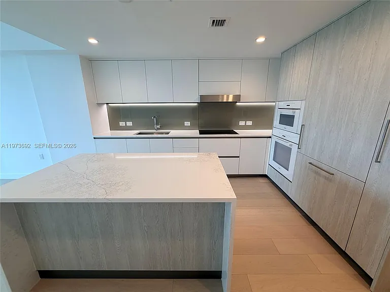 9221 E Bay Harbor Dr #307 — Photo 6
