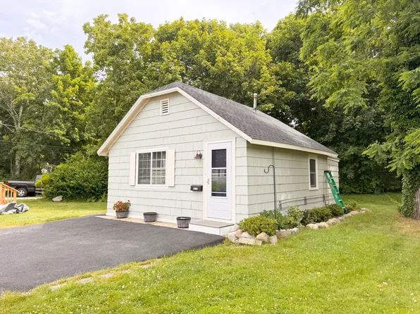 327A Palmer Ave, Falmouth, MA 02540