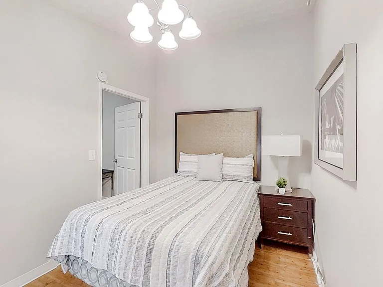 Cozy room with full bed and private entrance