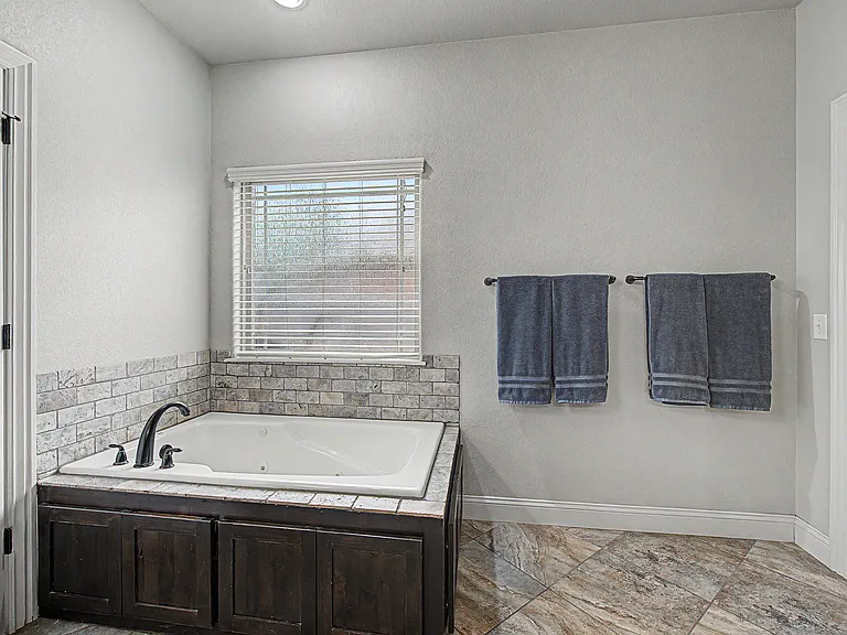 1202 Birkshire Cir — Photo 16
