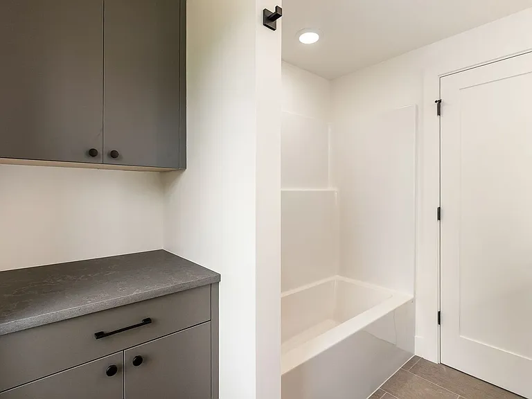 1615 Larrabee Ave — Photo 12