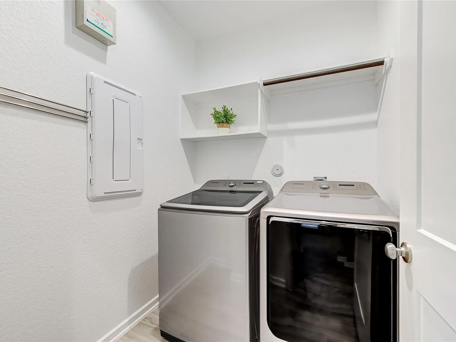 3 bed, 2.0 bath, 1598 sqft, $2,200 — Photo 3