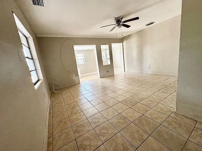 2233 E Magnolia St — Photo 11