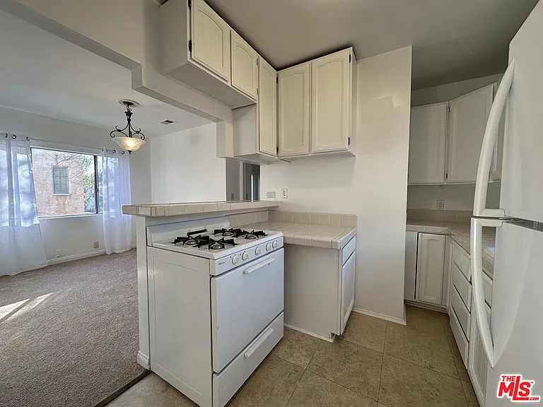 6069 1/2 Cashio St — Photo 7