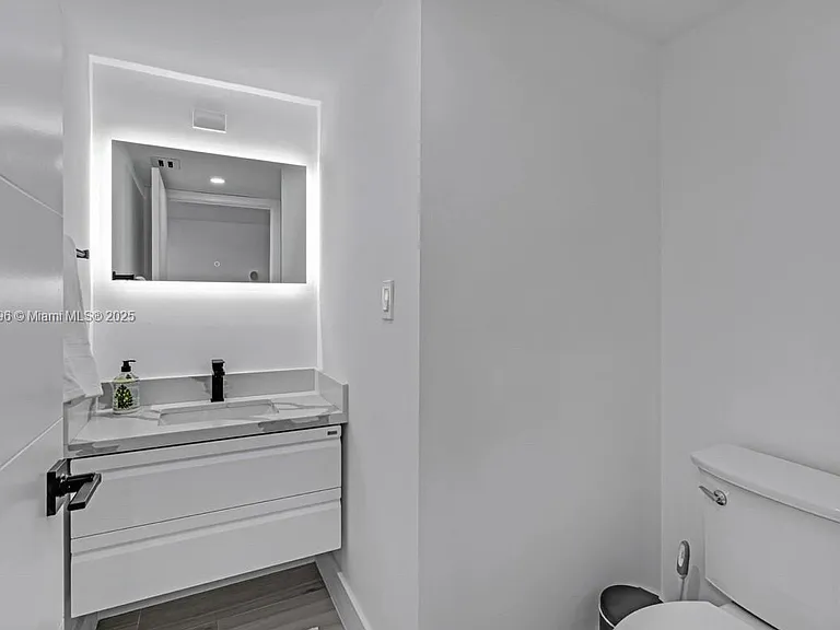 2555 Collins Ave #2200 — Photo 28
