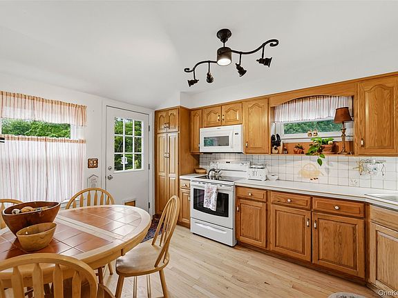 4th image of 2590 Darnley Place