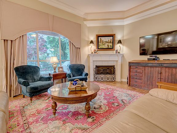 Great Room w/ Fireplace