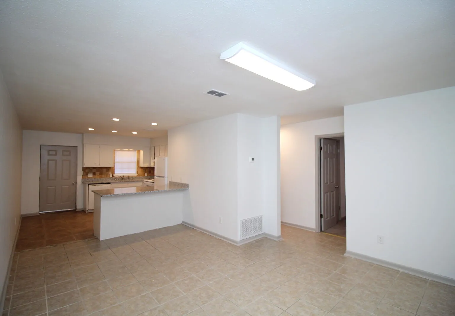 2 bed, 1.0 bath, 925 sqft, $1,250 — Photo 2