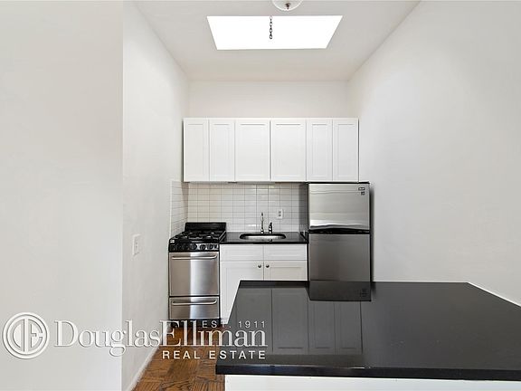 4th image of 264 E 10th St APT 6