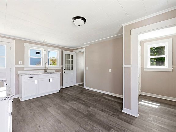 5th image of 10 W School St #1