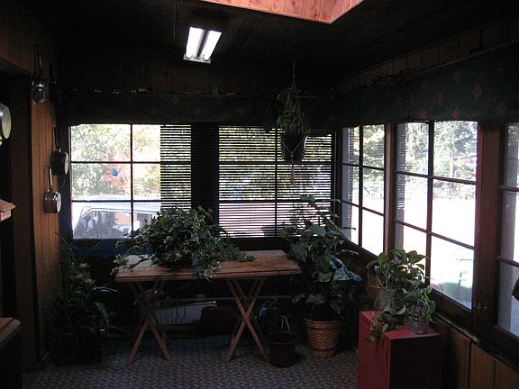 dining nook-lots of windpws