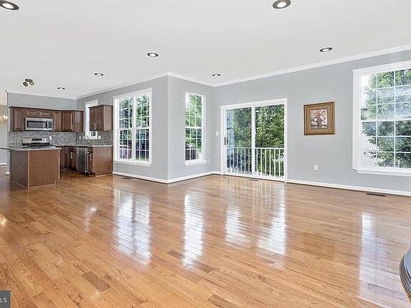 4th image of 21314 Village Green Cir