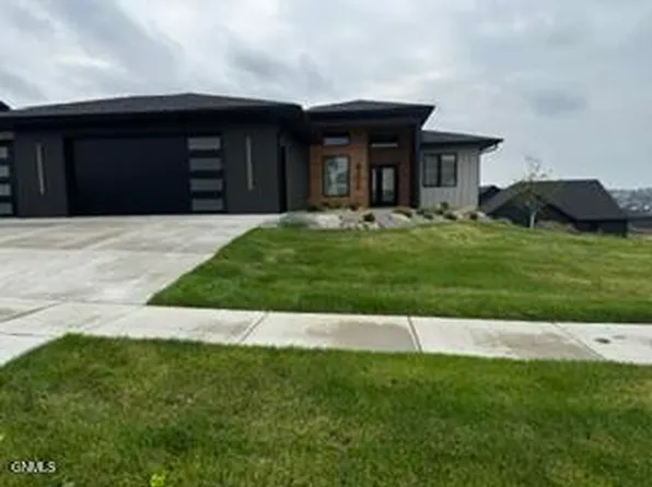 4309 Elk Ridge Dr, Bismarck, ND 58503