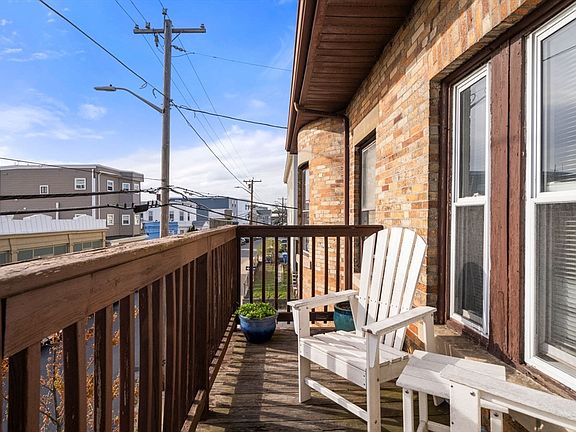 5th image of 304 Shirley St