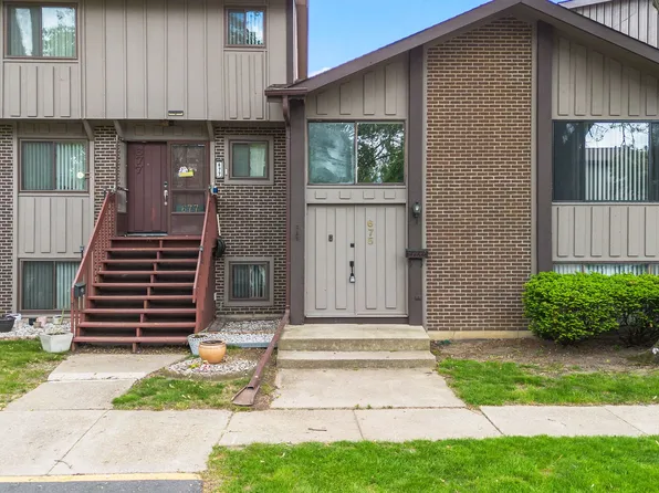 675 Circle Dr, Roselle, IL 60172