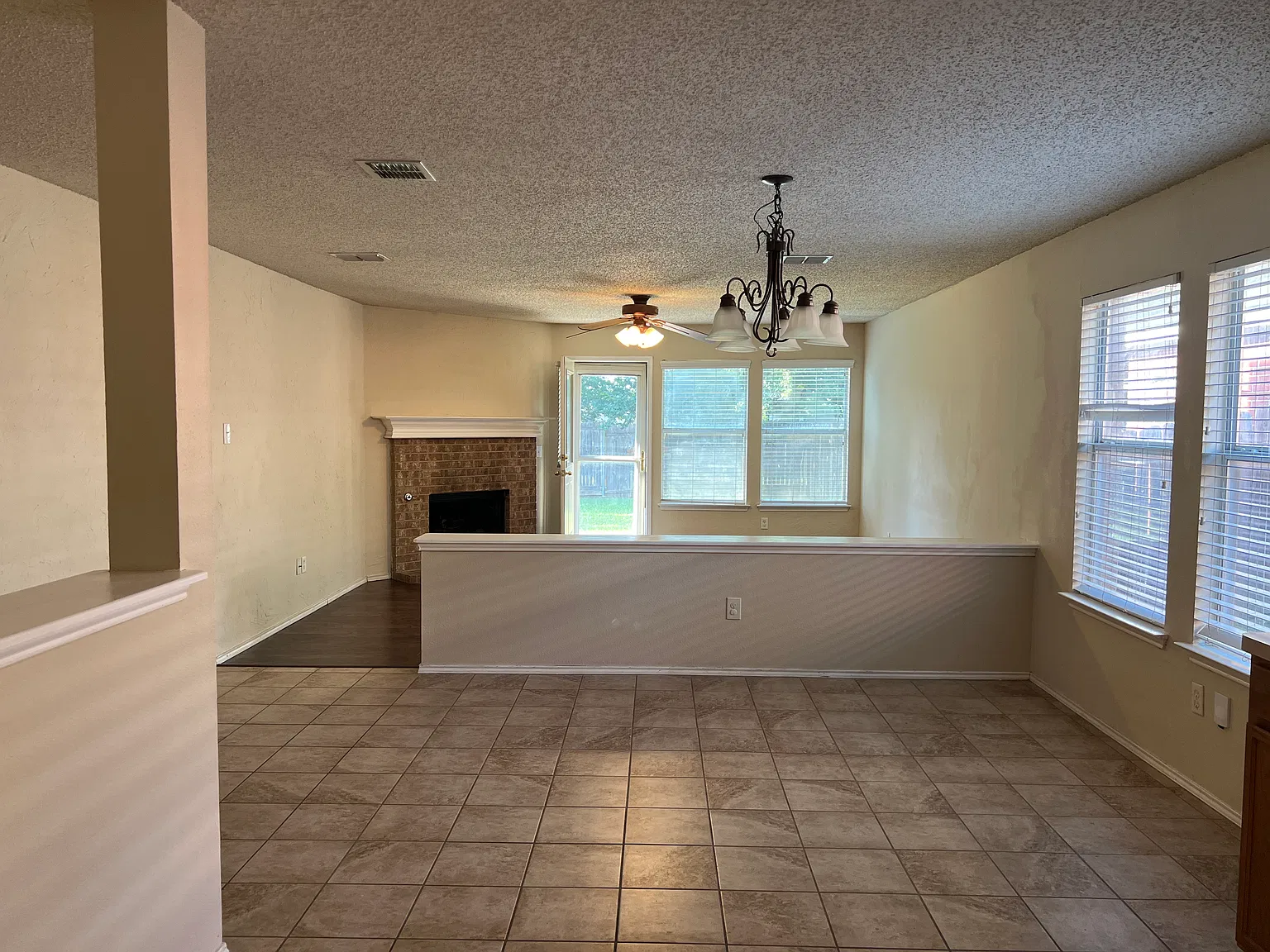 1547 Thornhill Ln — Photo 3