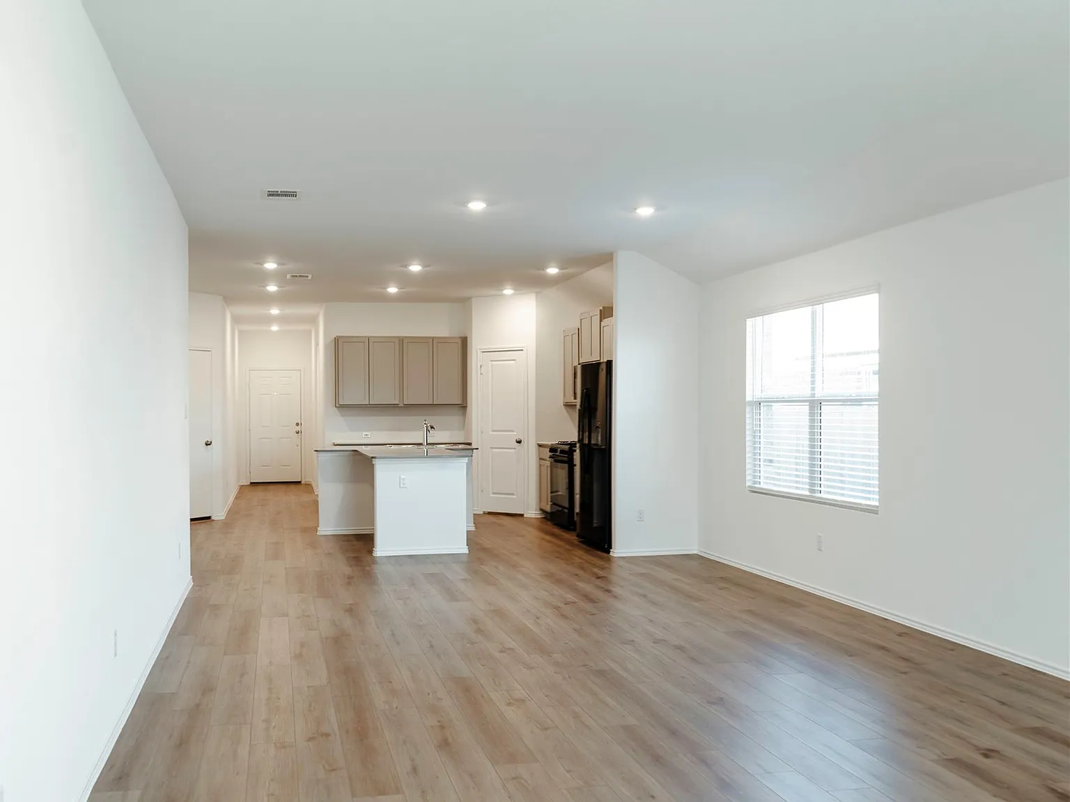 4 bed, 2032 sqft, $2,150 — Photo 4