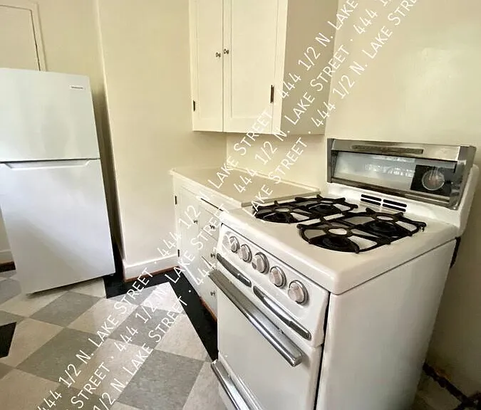 444 1/2 N Lake St — Photo 7