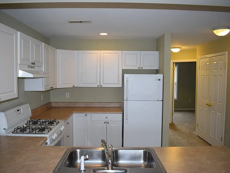 Clover Crossings Apartments — Photo 7