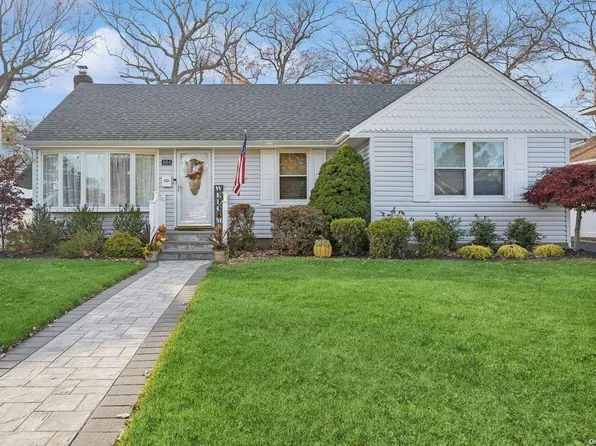 984 Barrie Avenue, Wantagh, NY 11793