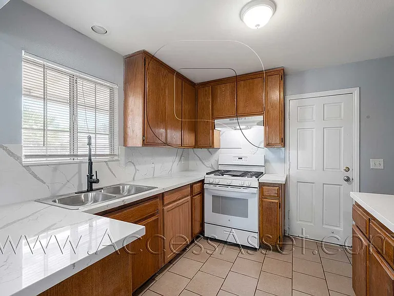 23865 Goetz Dr — Photo 3